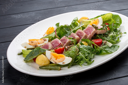 Nisuaz salad with tuna with anchovy sauce