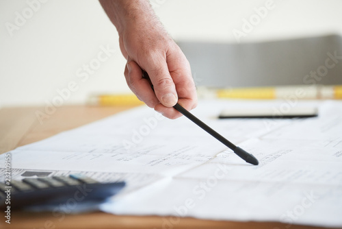 Hand zeigt mit Stift auf papier Zeichnung