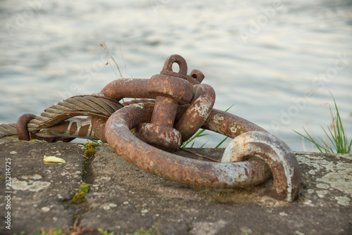 Ring auf der Kaimauer