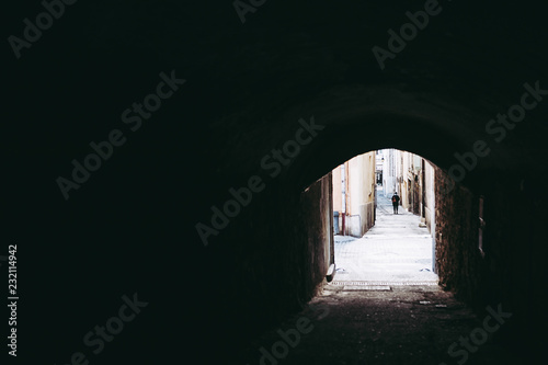 Passage en forme d'arche dans un village