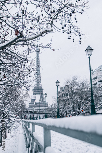 Canvas Print Paris in wintertime covered with snow