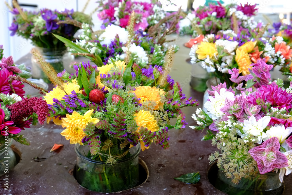 Bunte Blumensträuße