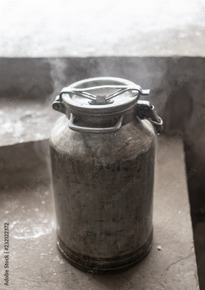 Large metal canister for food in the cold Large metal canister for food in the cold