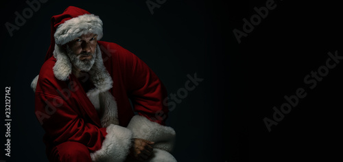 Weihnachtsmann cool sexy Bad Santa mit schwarzen Hintergrund Xmas