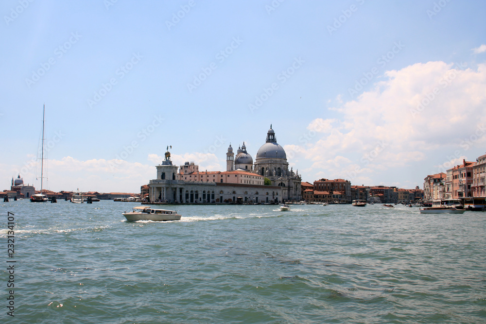 Jonction entre le grand canal et la lagune de Venise