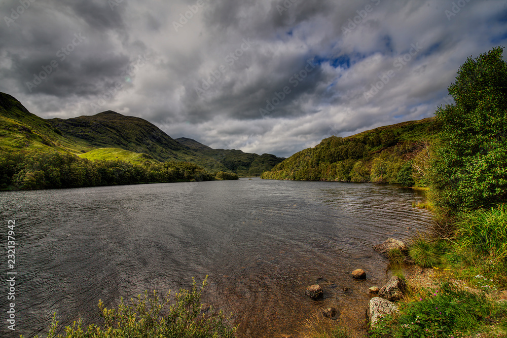 Obraz premium Lake scenery with dramatic sky