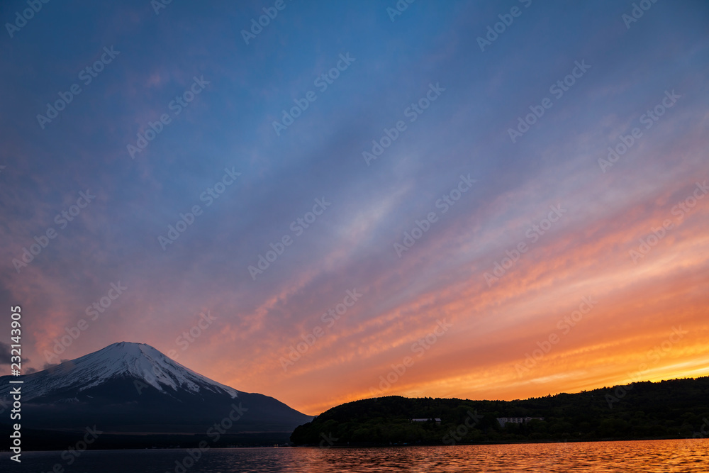富士山と夕焼けの空