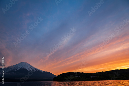 富士山と夕焼けの空
