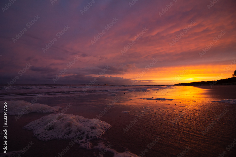 Farbenfroher Sonnenaufgang über der Ostsee
