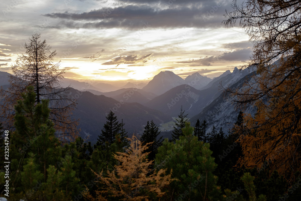 Obraz premium Sonnenuntergang im Gebirge