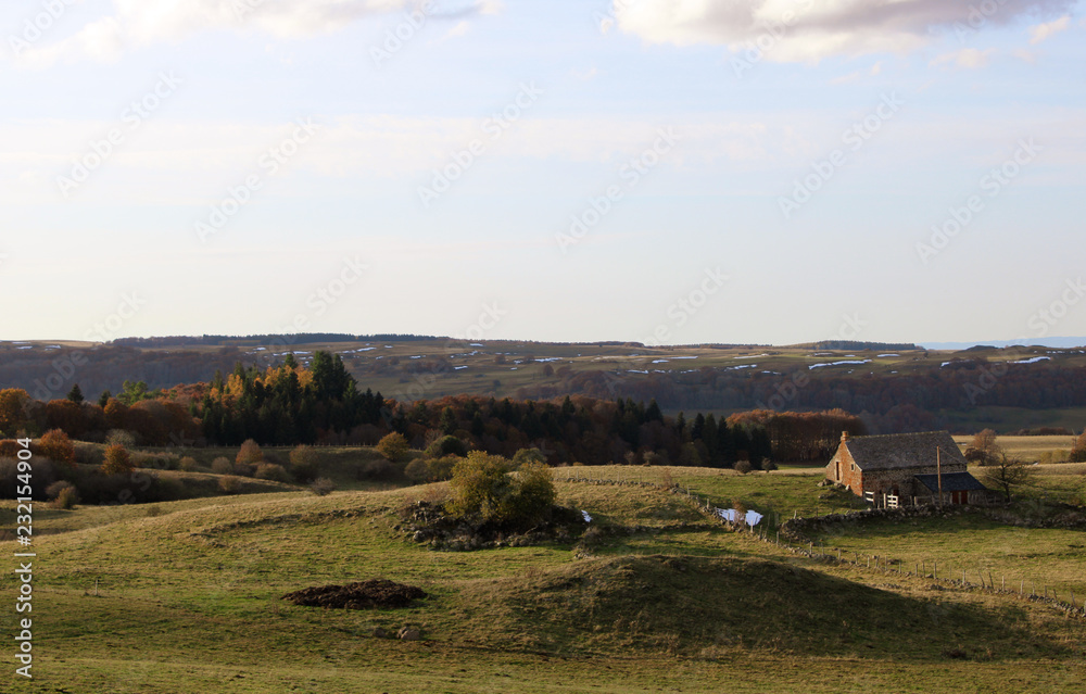 Fototapeta premium Paysage du cantal en automne, France