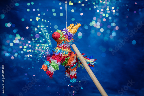 Fotografi piñata para cumpleaños y navidad, colorida con luces brillantes, fondo verde y a