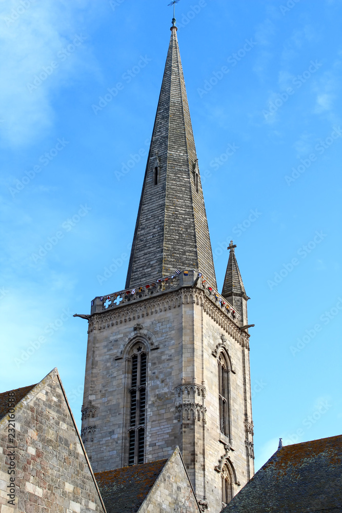 le clocher d'une église à saint malo