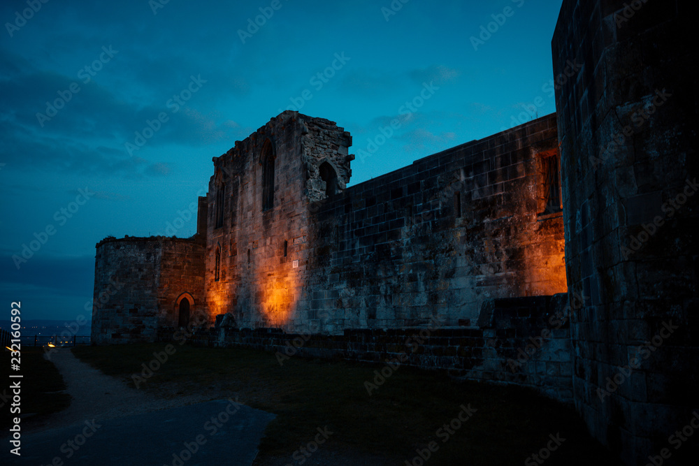 Fototapeta premium Piękny zachód słońca na starożytnym zamku Stafford z kolorowym niebem i światłem na zamku.