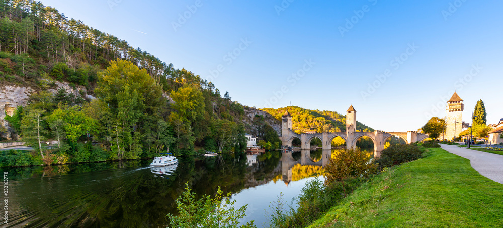 Cahors et le pont Valentré sur le Lot, Occitanie en France