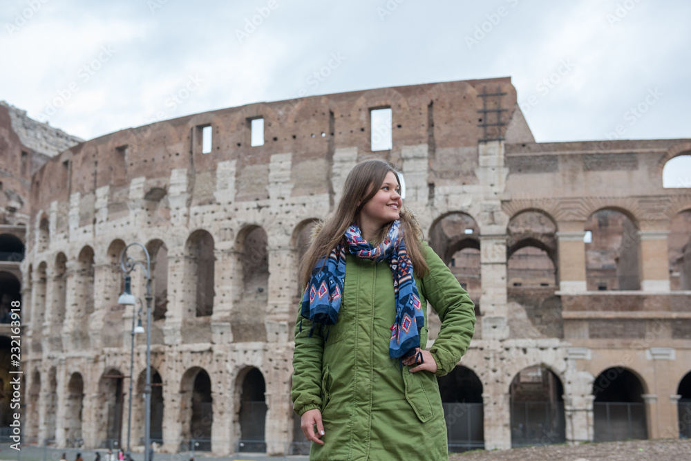 woman in front of Colosseum, Rom