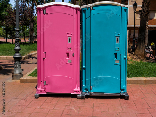 Portable toilets blue for men and pink for women © Sergio León