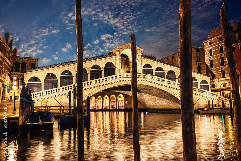The Rialto bridge, night view from the wharf of gondolas - obrazy, fototapety, plakaty 