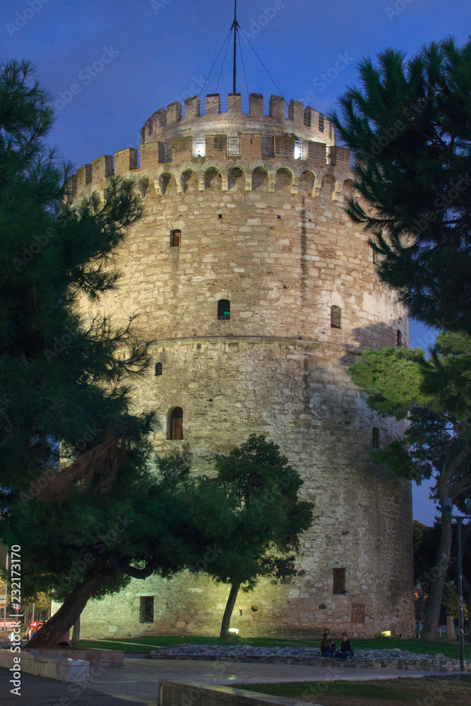 The white tower of Thessaloniki during dusk