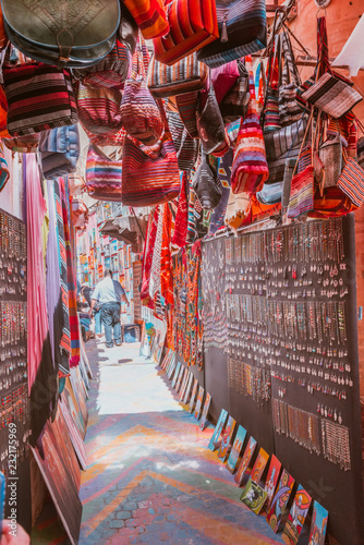 Fotografie Craft hats, bags and other souvenirs in Morocco market