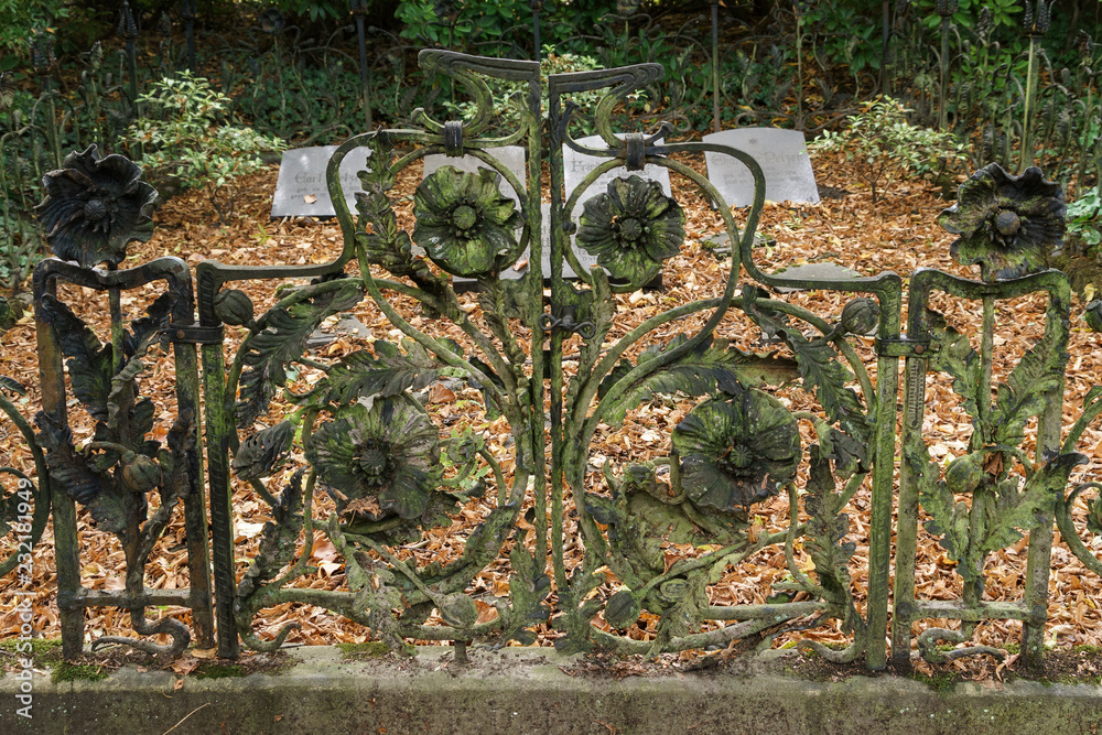 Gitter an einem Grabdenkmal als zeichen der Trauer um angehörige Stock