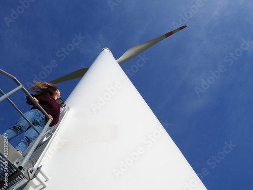 Pala eolica nel vento modella capelli