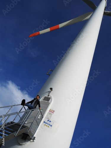 Pala eolica su cielo azzurro con modello esercizio