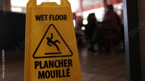 English and frensh version of a wet floor sign