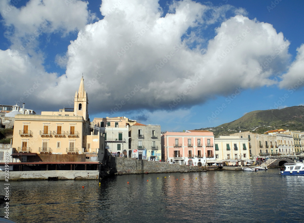 Hafen und Kirche in Lipari, Italien