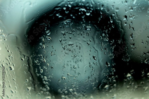 Gotas de lluvia en la parabrisas de un carro  photo