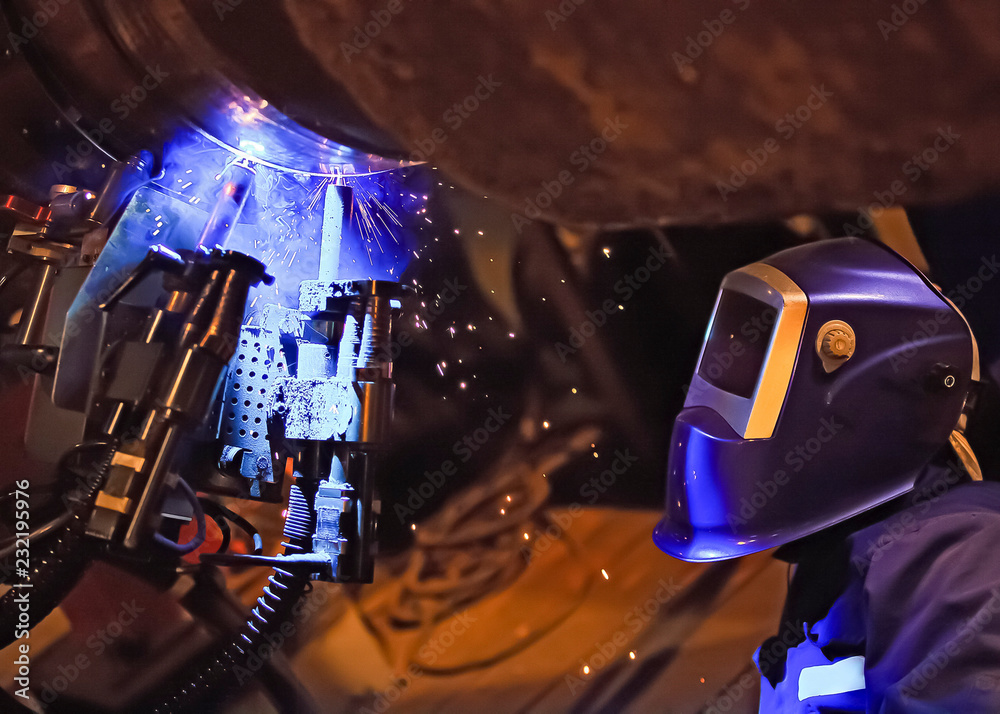 Butt welding underwater pipeline using automatic equipment. Mobile