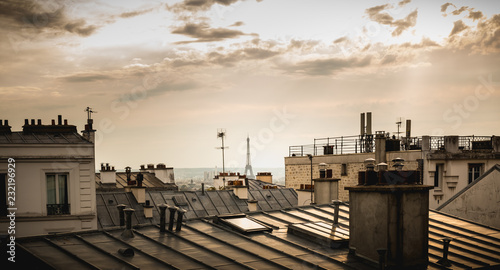 Obraz na płótnie View of the Eiffel Tower above the rooftops of Paris w salonie