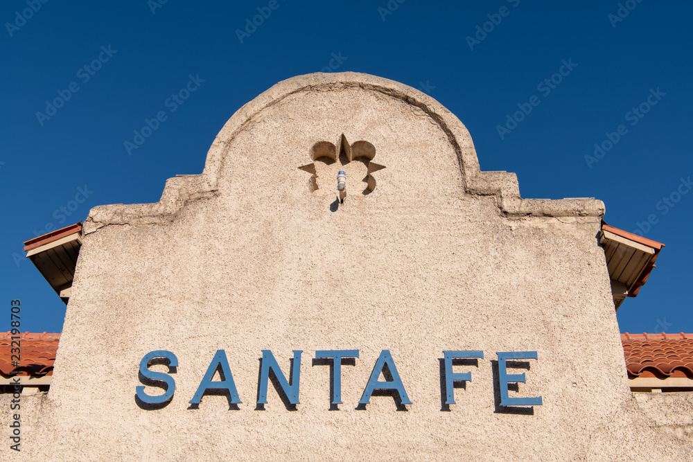 Naklejka premium Znak Santa Fe na historycznej zajezdni kolejowej Santa Fe w Santa Fe w Nowym Meksyku
