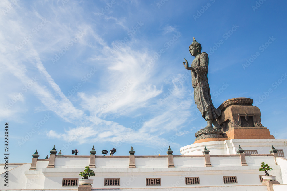 Obraz premium Big Buddha statue in the temple at phutthamonthon province.