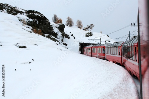 Spektakuläre Bahnfahrt in der Schweiz, Graubünden: Einfahrt in den Tunnel photo