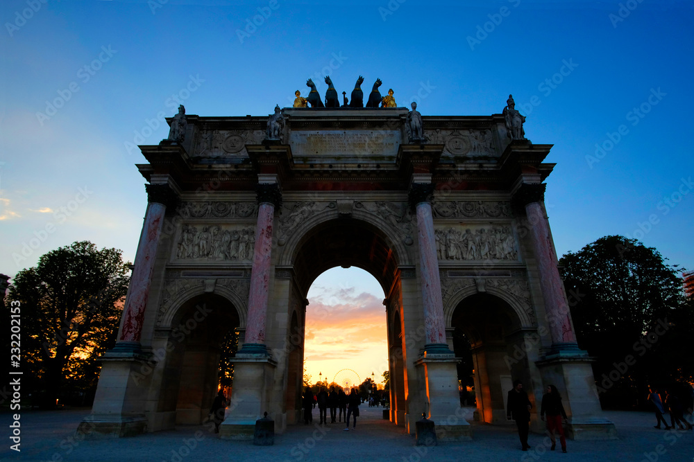 Fototapeta premium Louvre by Sunset in Paris