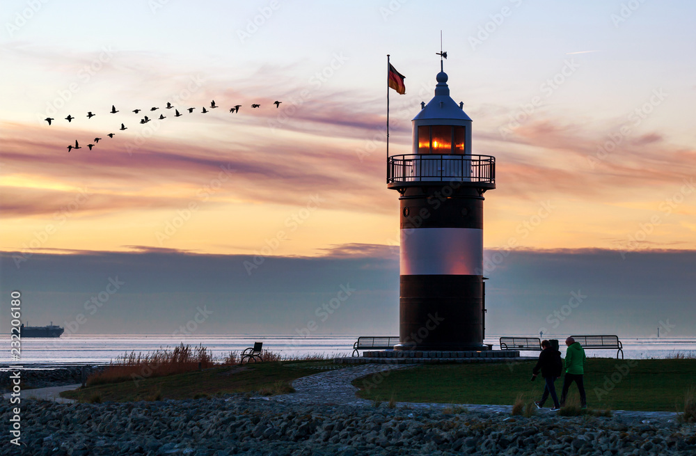 Leuchtturm in Wremen bei Bremerhaven in Norddeutschland, Abendstimmung an der Nordseeküste