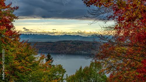 Fototapeta Naklejka Na Ścianę i Meble -  Panorama Blick über den Bodensee im Herbst 