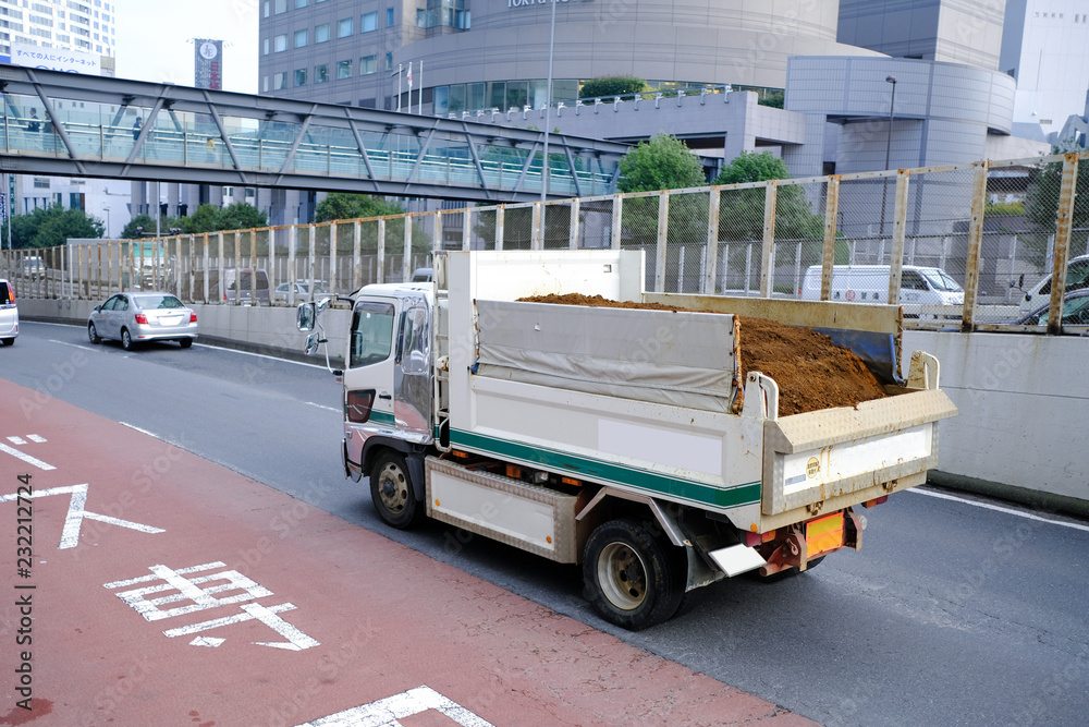 Naklejka premium ダンプカーでの搬出状況