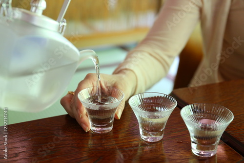 ガラス酒器で日本酒を注ぐ様子