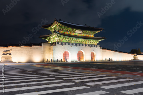 Gwanghwamun gate at Geyongbokgung Palace in Seoul at night, South Korea. © ake1150