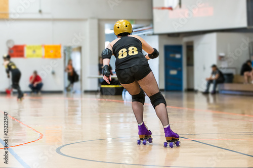 Obraz na plátne Roller derby players compete against each other