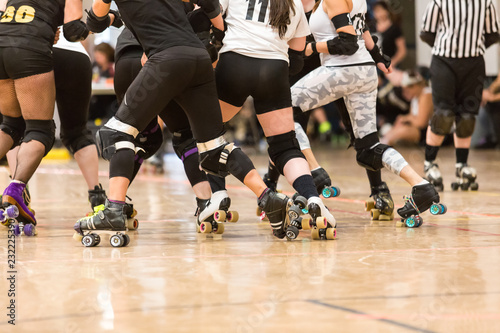 Foto Roller derby players compete against each other
