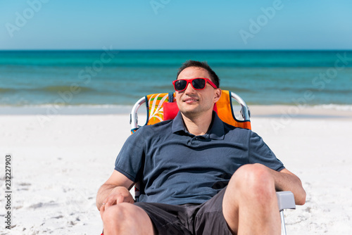 Foto Happy man smiling face closeup lying on beach lounge chair during sunny day with