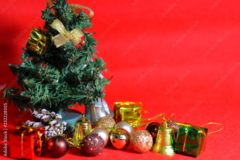 クリスマスツリーとたくさんのプレゼントなどのカラフルなクリスマスの装飾 赤背景 Stock Photo Adobe Stock