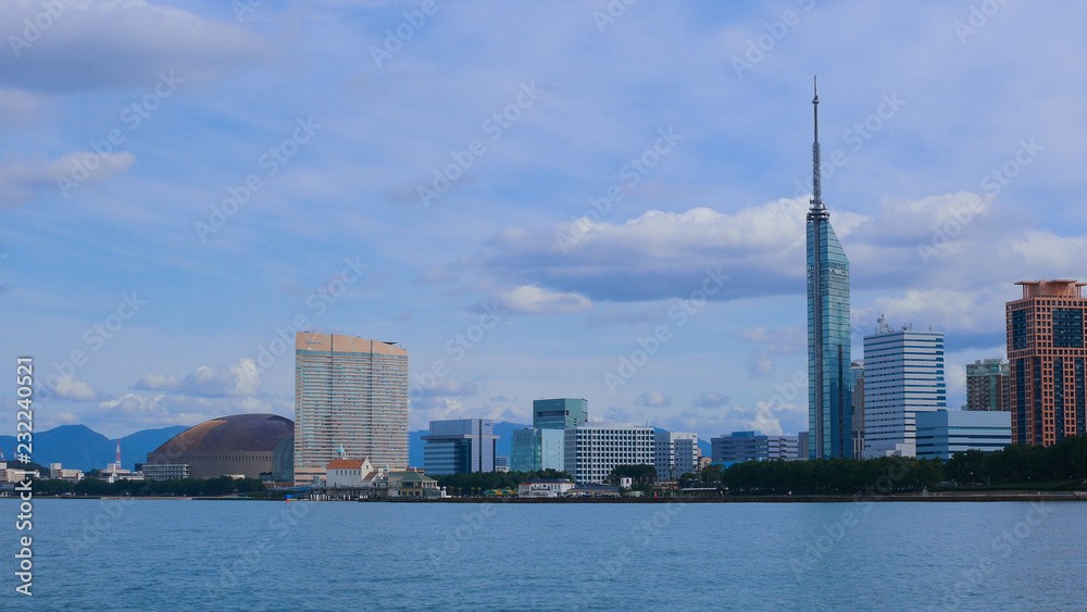 Obraz premium 室見川河口・愛宕浜から臨む百道・福岡タワー