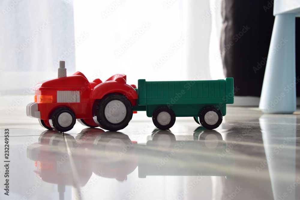 zabawka traktor z przyczepa na podłodze - obrazy, fototapety, plakaty 