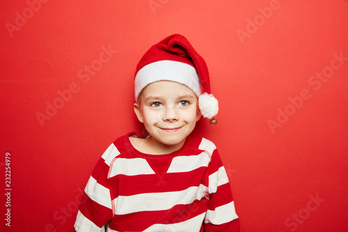 Blondes Kind lächelt scheu zu Weihnachten
