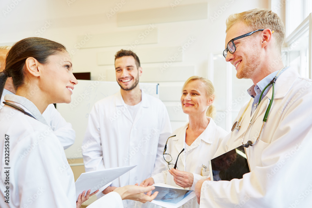 Ärzteteam bespricht Zusammenarbeit Ärzteteam bespricht Zusammenarbeit