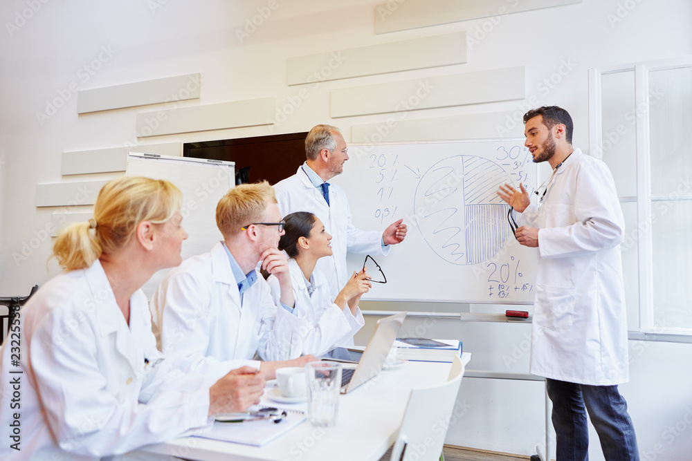 Obraz premium Ärzte im Seminar hören ein Referat